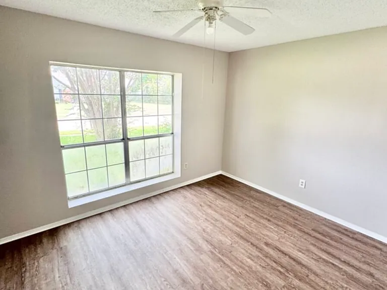 821 Colchester Dr — Photo 6