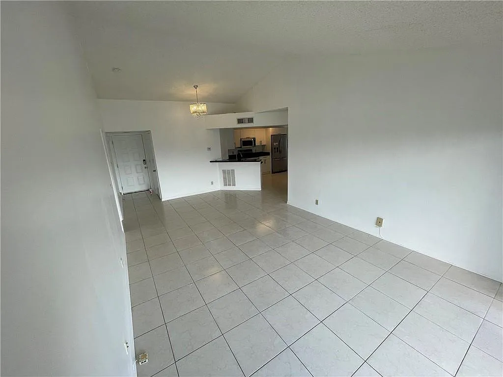 3 bed, 2.0 bath, 1166 sqft, $2,700 — Photo 4