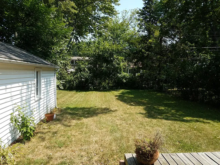 2524 N Vermont Ave — Photo 3