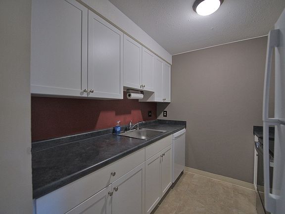 5th image of 180 Main St APT B29