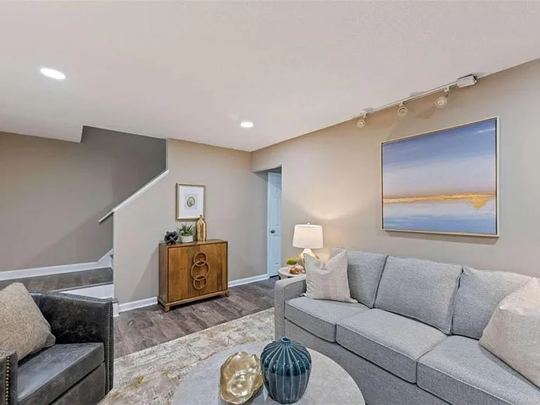 122 Bentley Pkwy — Photo 4