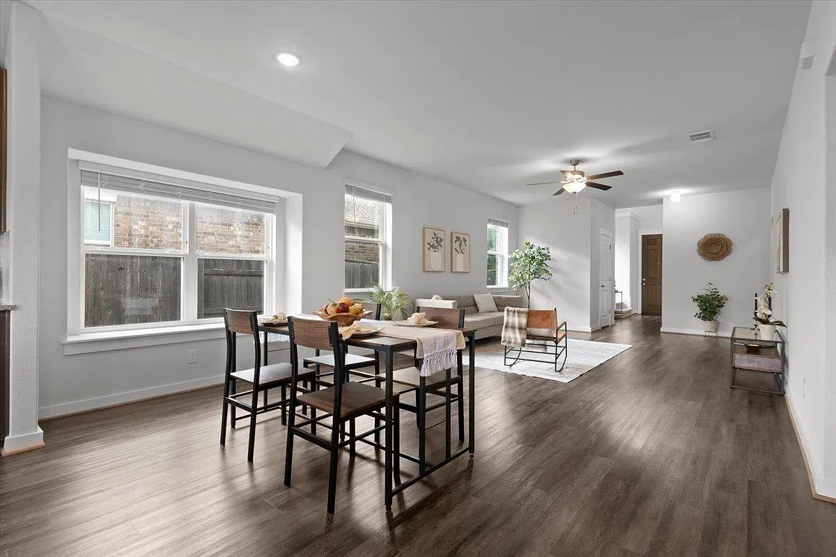 4 bed, 3.5 bath, 2461 sqft, $2,499 — Photo 3
