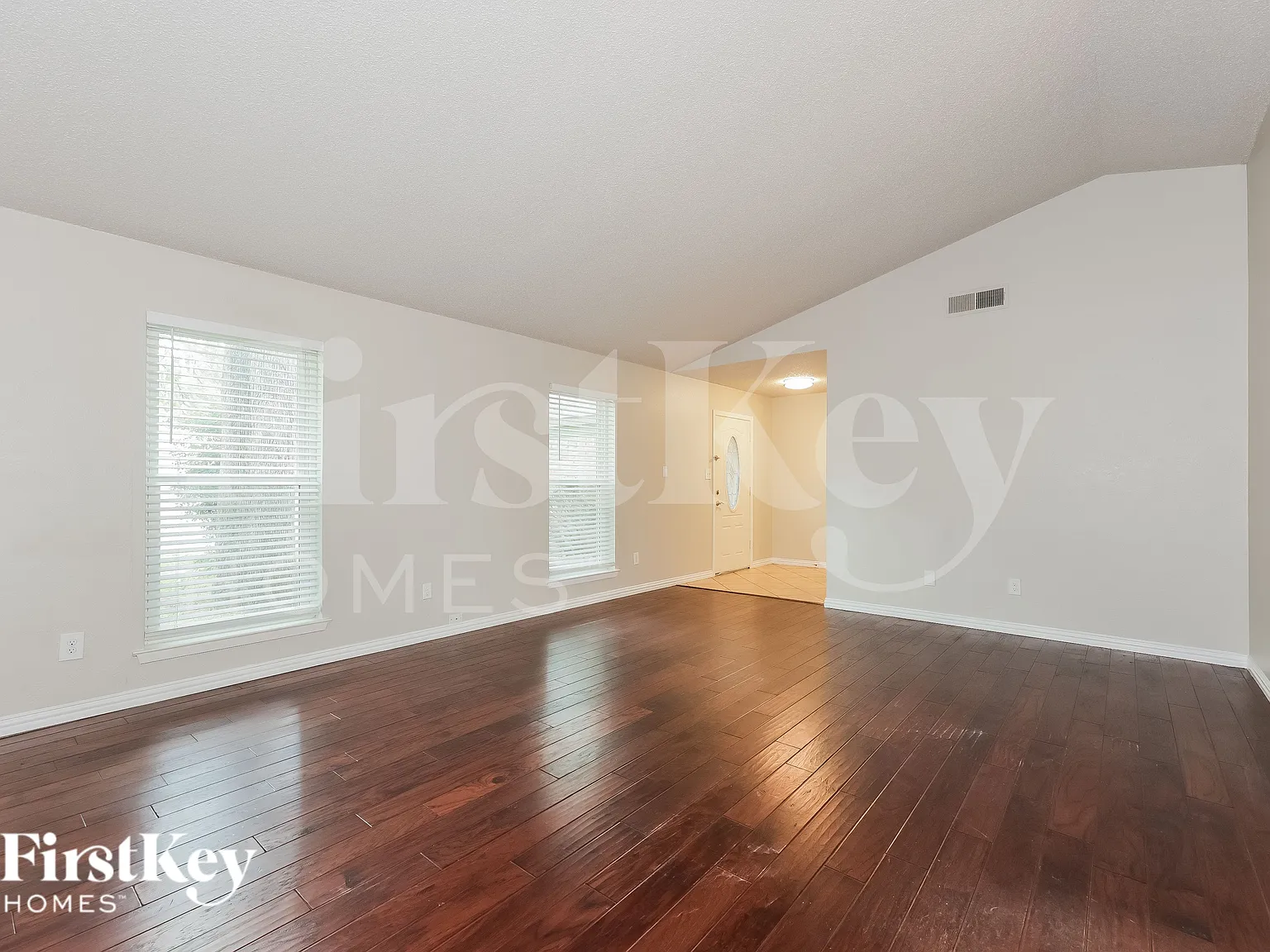 3 bed, 2.0 bath, 1523 sqft, $2,215 — Photo 3