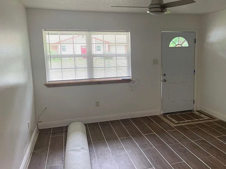 1009 Debra Dr — Photo 2