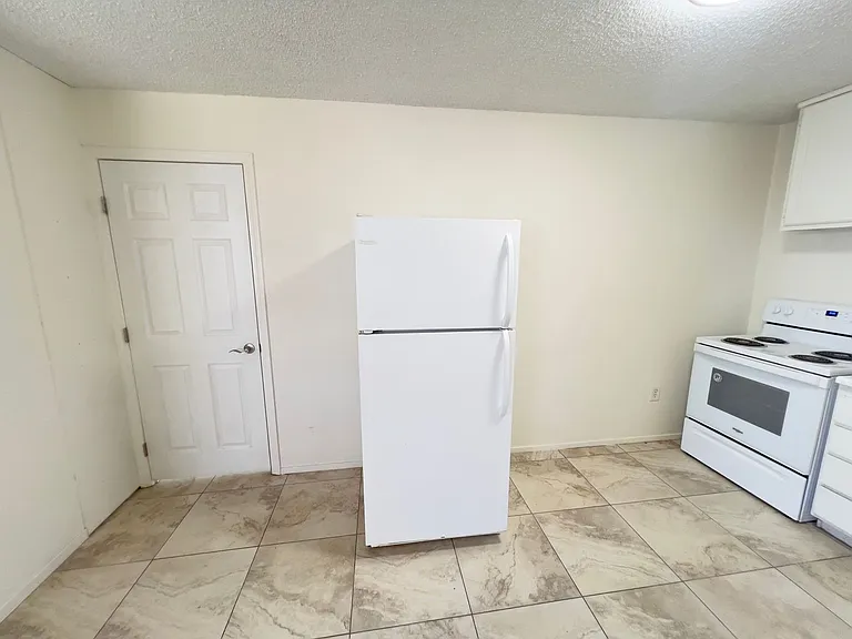 130 Metropolitan Dr #B — Photo 8