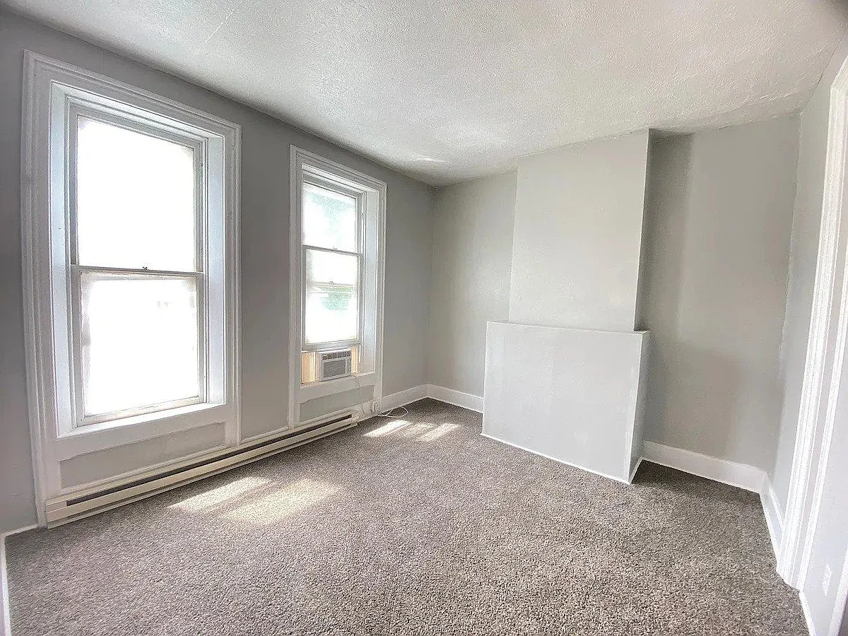 Building Photo - 102 N Miami St #C