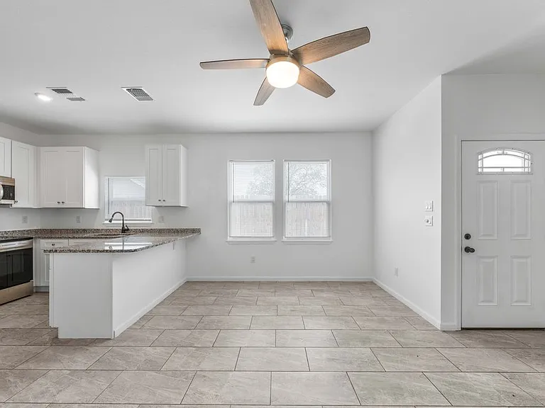 323 Gabriel St #201 — Photo 7