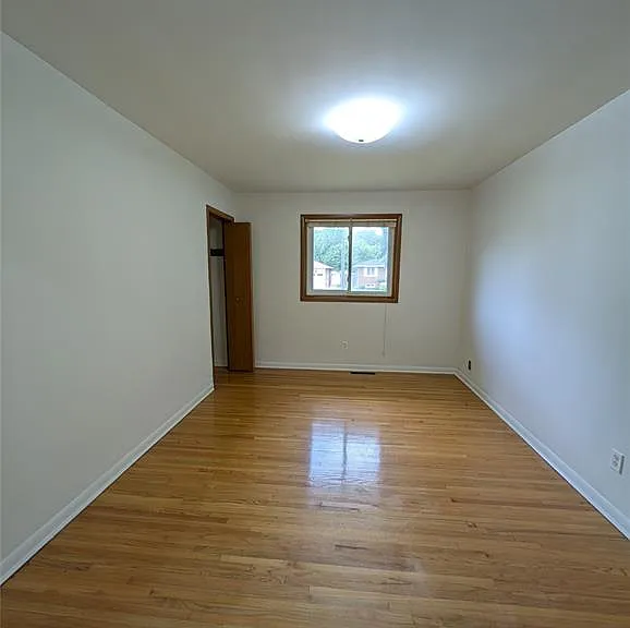 1867 Kent St — Photo 13