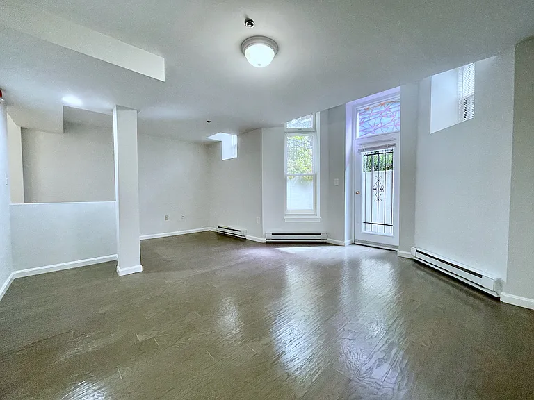19 Queensberry St #B — Photo 2