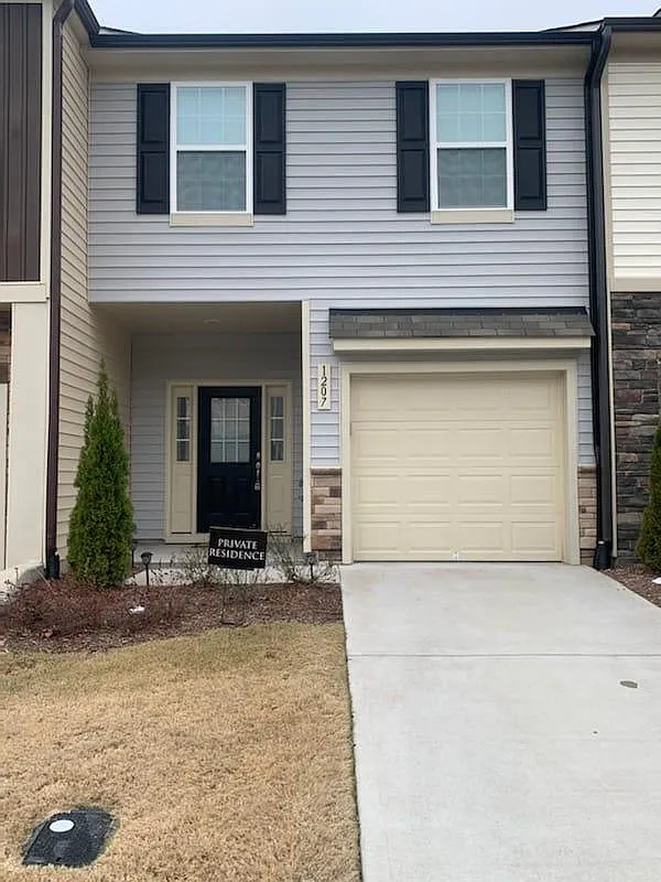3 bed, 2.5 bath, 1600 sqft, $1,825 — Photo 1