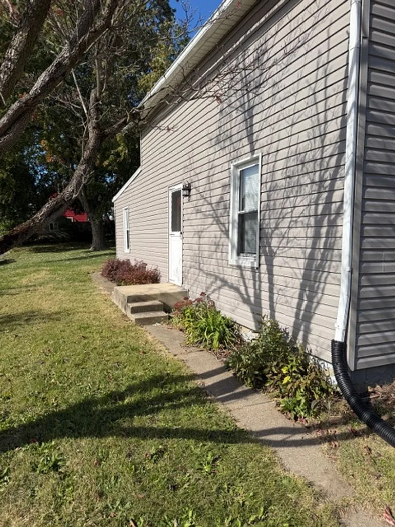 2 Bedrooms & 1 Bathroom in Barberton (West Side) — Photo 2