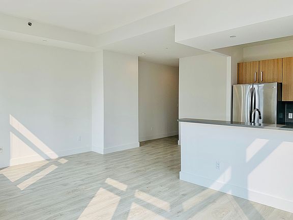 3rd image of 229 W 60th St APT 20P