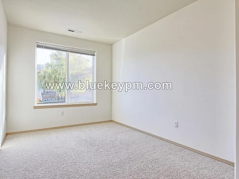 3807 NW Fletcher Ct — Photo 4