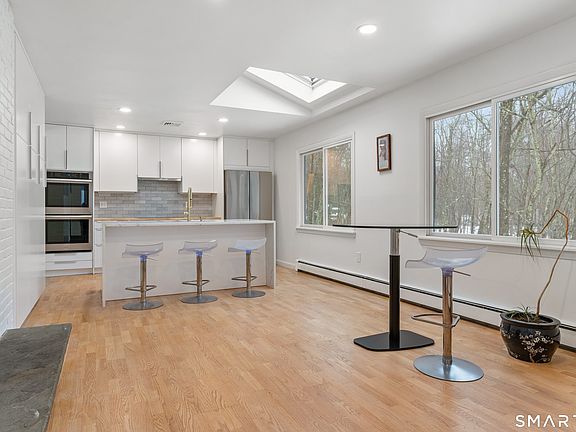 5th image of 26 Hill Farm Road