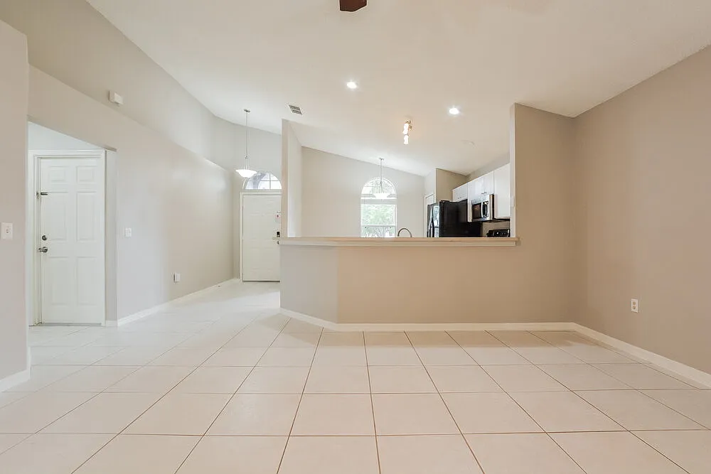 3 bed, 2.0 bath, 1312 sqft, $2,070 — Photo 4