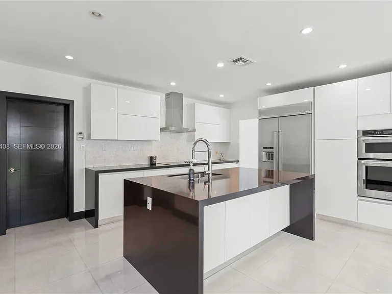 519 Alhambra Cir — Photo 33