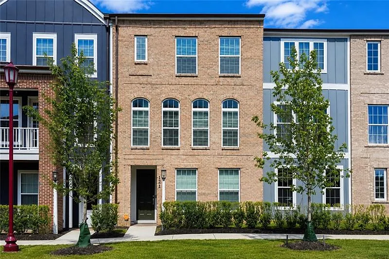 3 bed, 2.5 bath, 2131 sqft, $3,500 — Photo 2