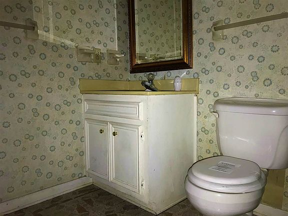 3rd image of 366 Hillandale Dr
