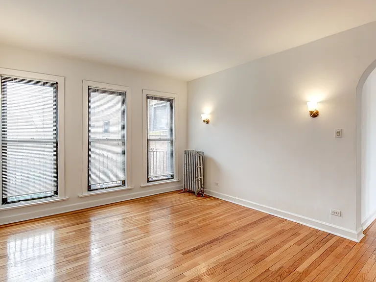 1 BR 725 Living