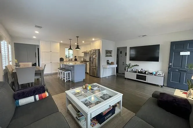 541 Gravilla Pl — Photo 4