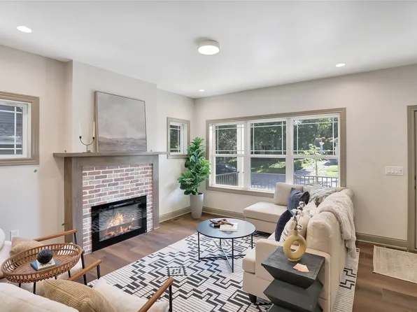 926 40th Pl, Des Moines, IA 50312