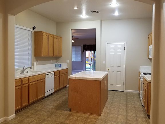 3rd image of 3794 Pomegranate Ave