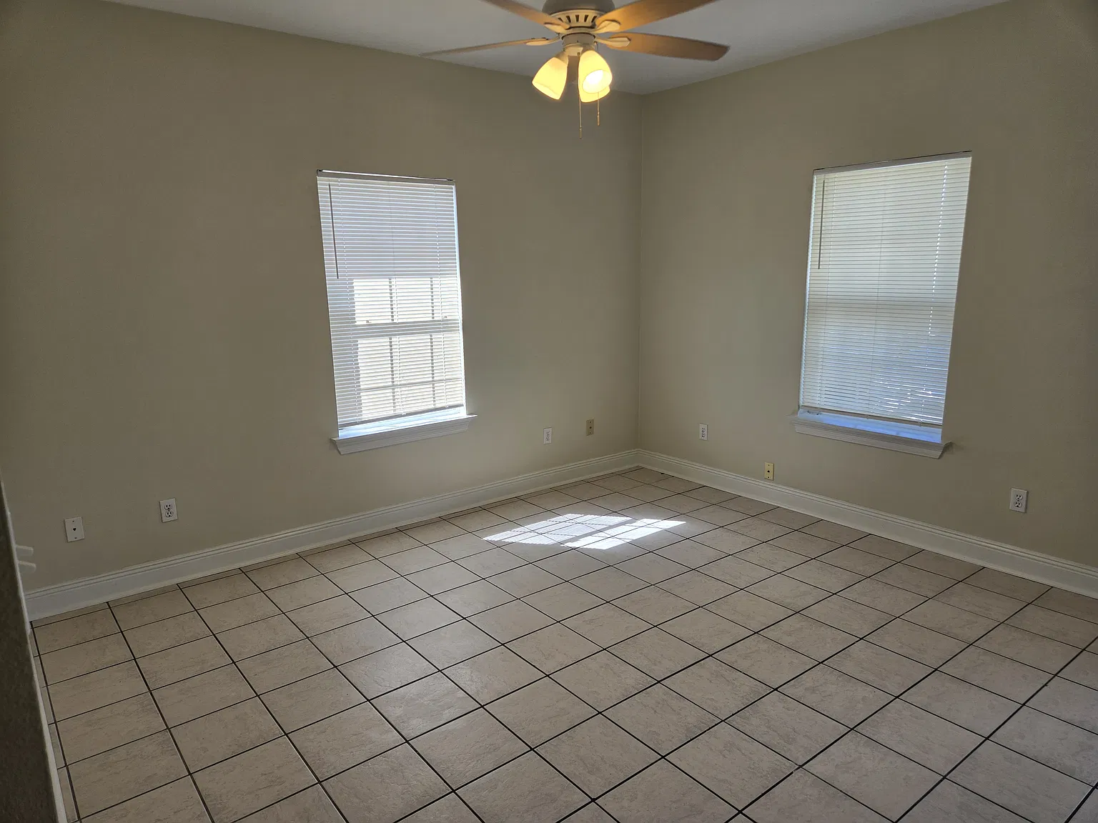 3 bed, 1100 sqft, $1,250 — Photo 1