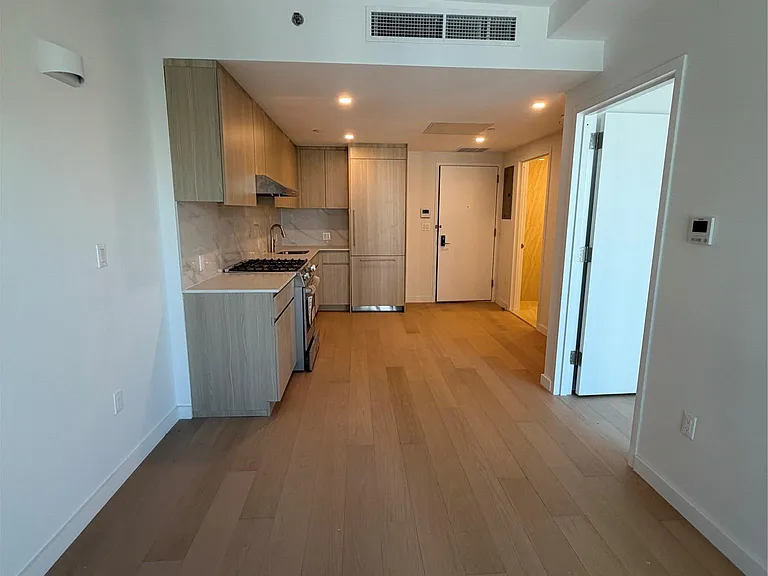 3371 Prince St #6L — Photo 9
