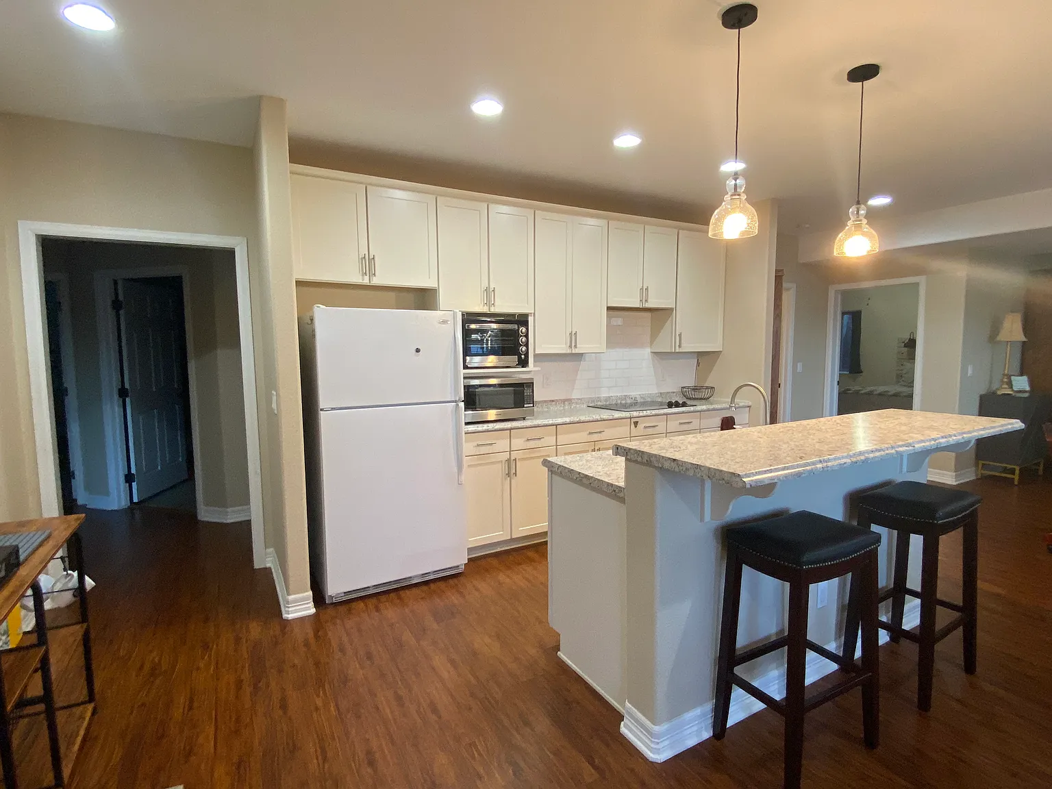 2 bed, 1968 sqft, $2,400 — Photo 1