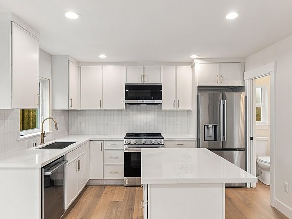 5th image of 12042B 5th Ave NE
