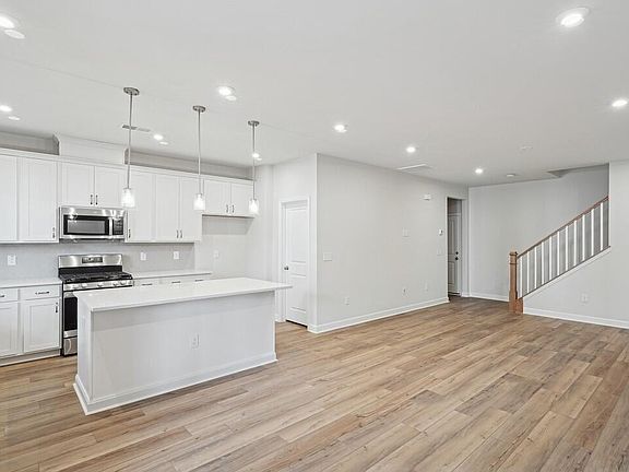 5th image of 604 Hillfarm Dr