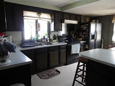 3rd image of 225 W 32nd St