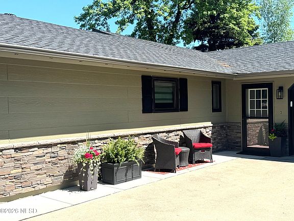 3rd image of 596 N Lake Dr