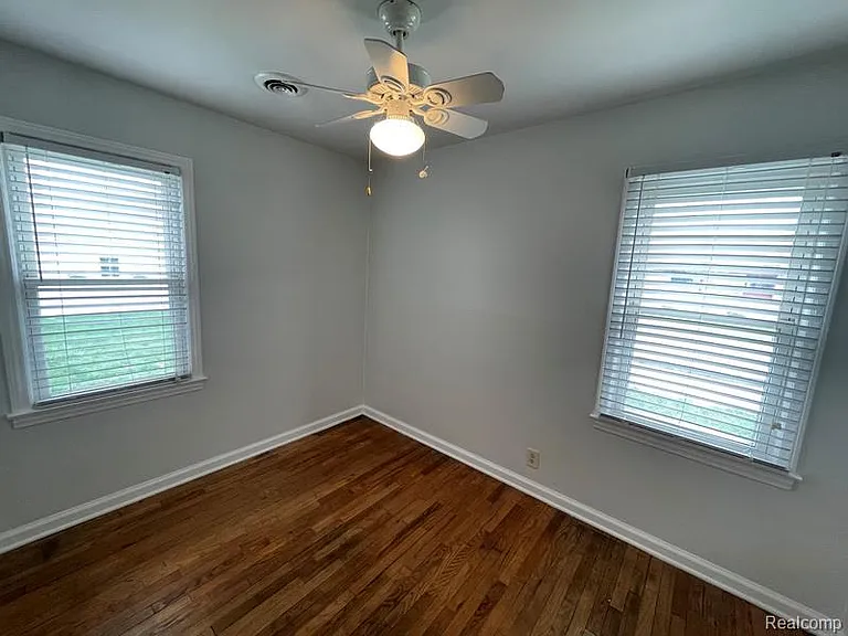 26604 Groveland St — Photo 10