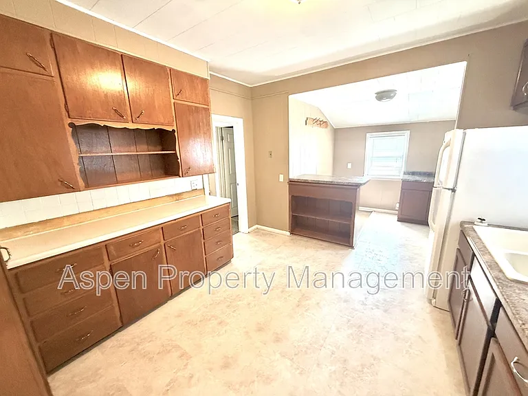 2110 S Central Ave — Photo 3
