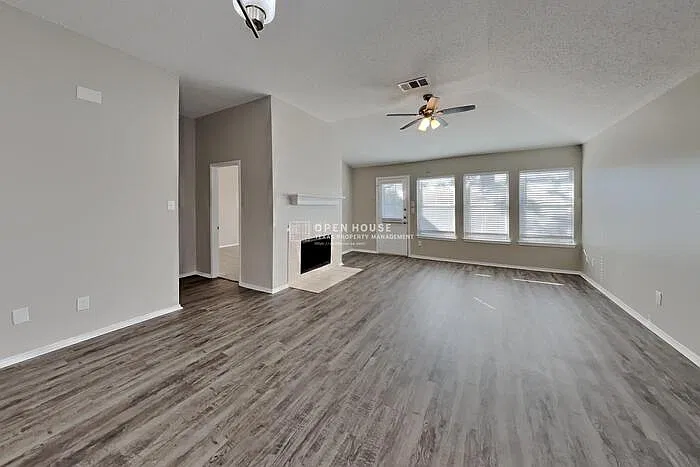 3 bed, 2.0 bath, 1729 sqft, $2,050 — Photo 4