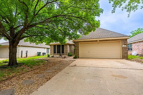 1504 Parkwood Dr Photo 1