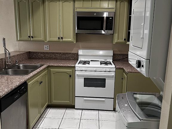 3rd image of 943 S Mountain Ave