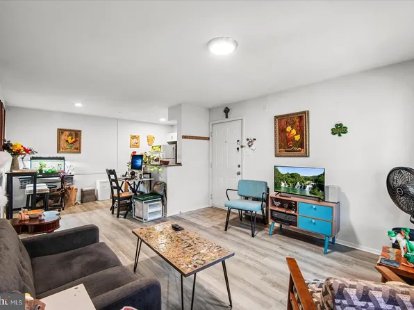 3308 Wyndham Cir APT 221, Alexandria, VA 22302