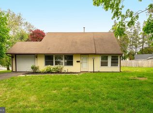 1 Larkspur Rd, Levittown, PA 19056