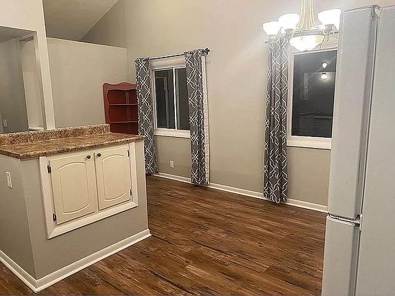 4th image of 310 N Park Dr