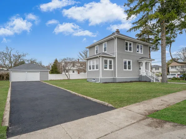 141 Park Avenue, Lindenhurst, NY 11757