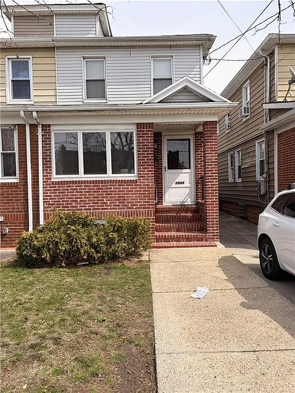 1525 E 56th St photo 1