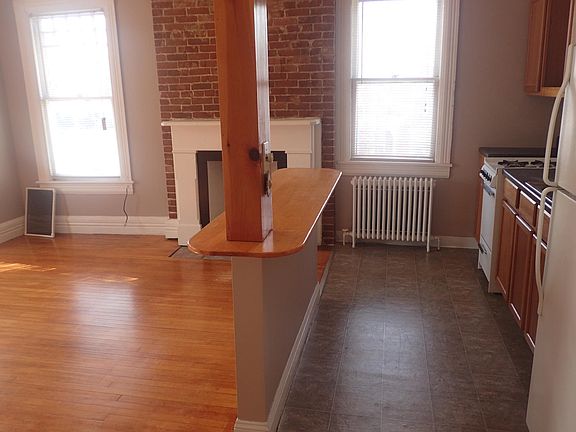 2nd image of 453 Glen St #5