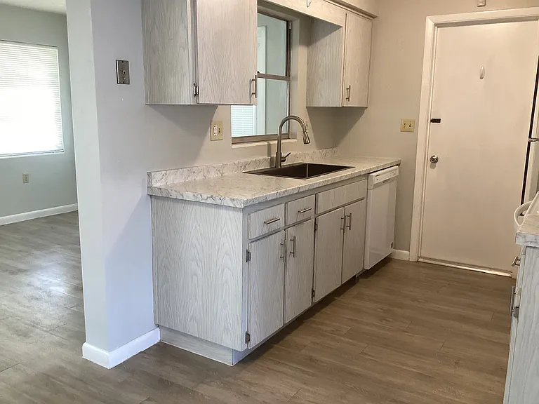 202 S Jackson St — Photo 10