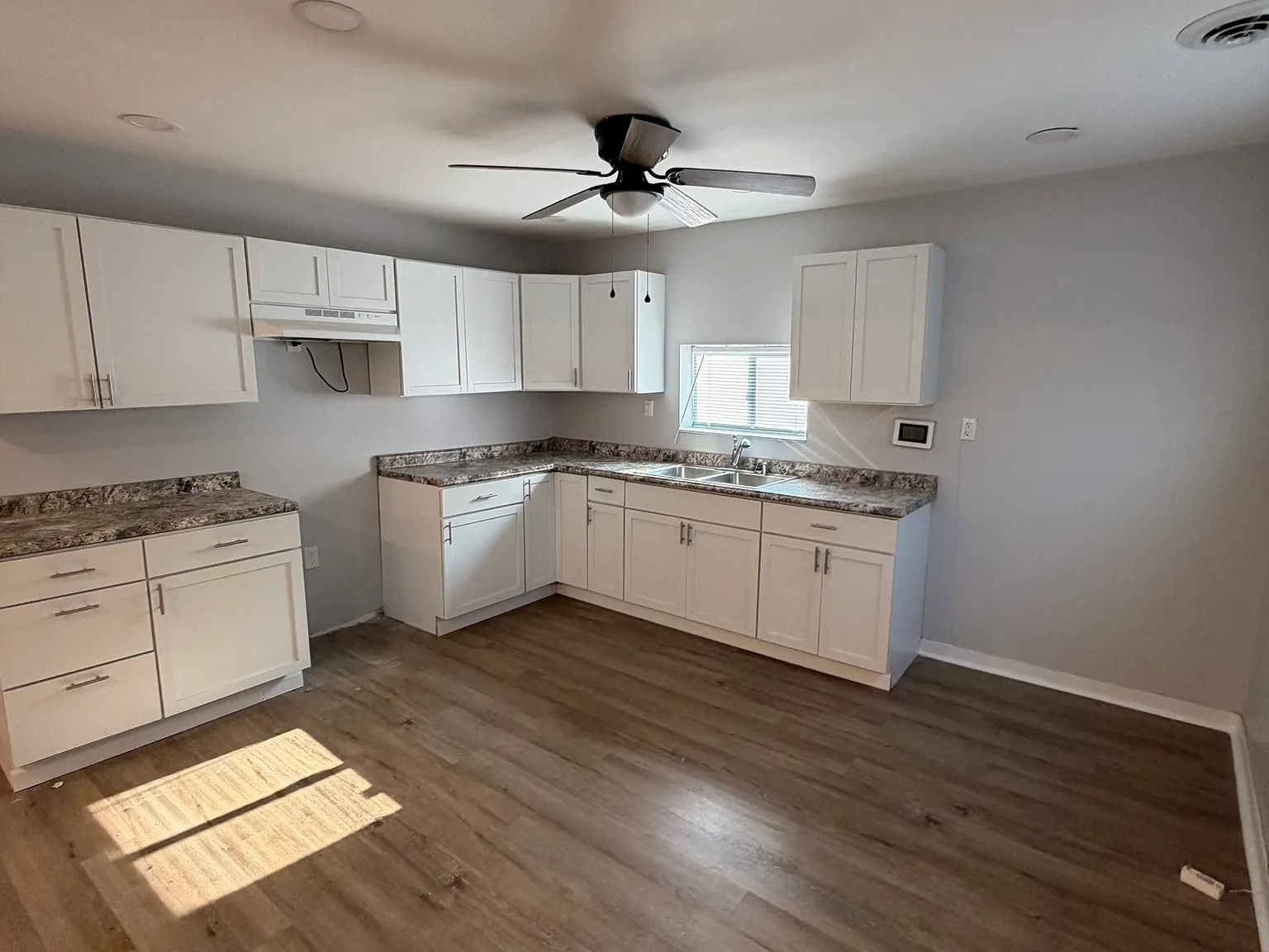 3 bed, 936 sqft, $1,395 — Photo 2