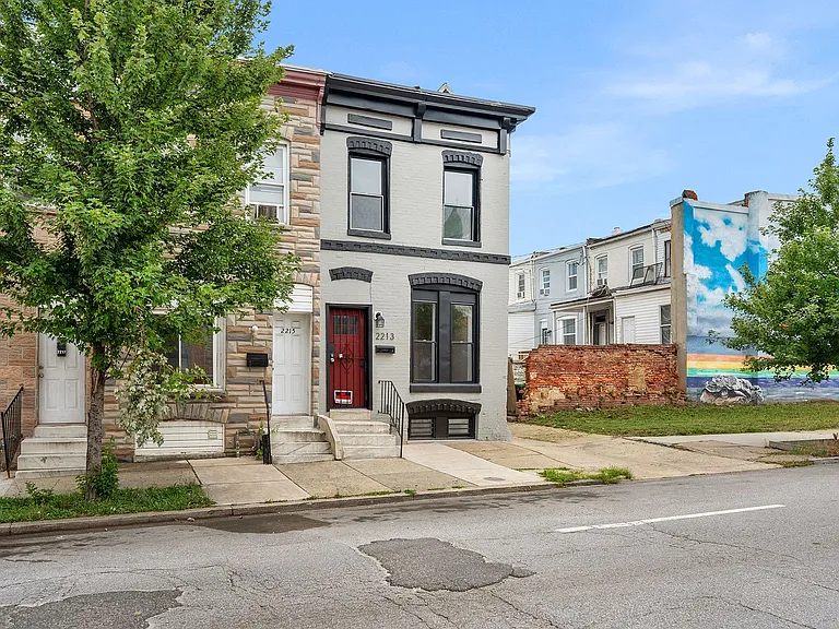 2213 E Madison St — Photo 30