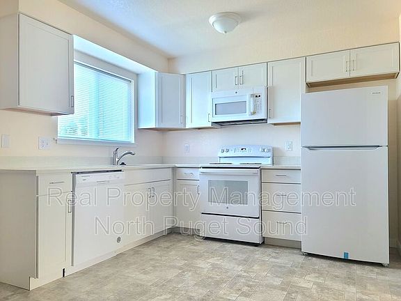 2nd image of 3208 Hoyt Ave APT 8