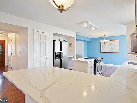 4th image of 225 Larch Pl
