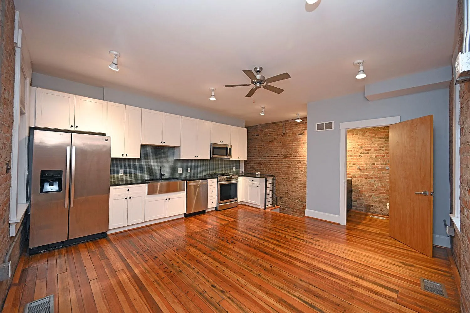 1 bed, 1.5 bath, 715 sqft, $1,600 — Photo 4